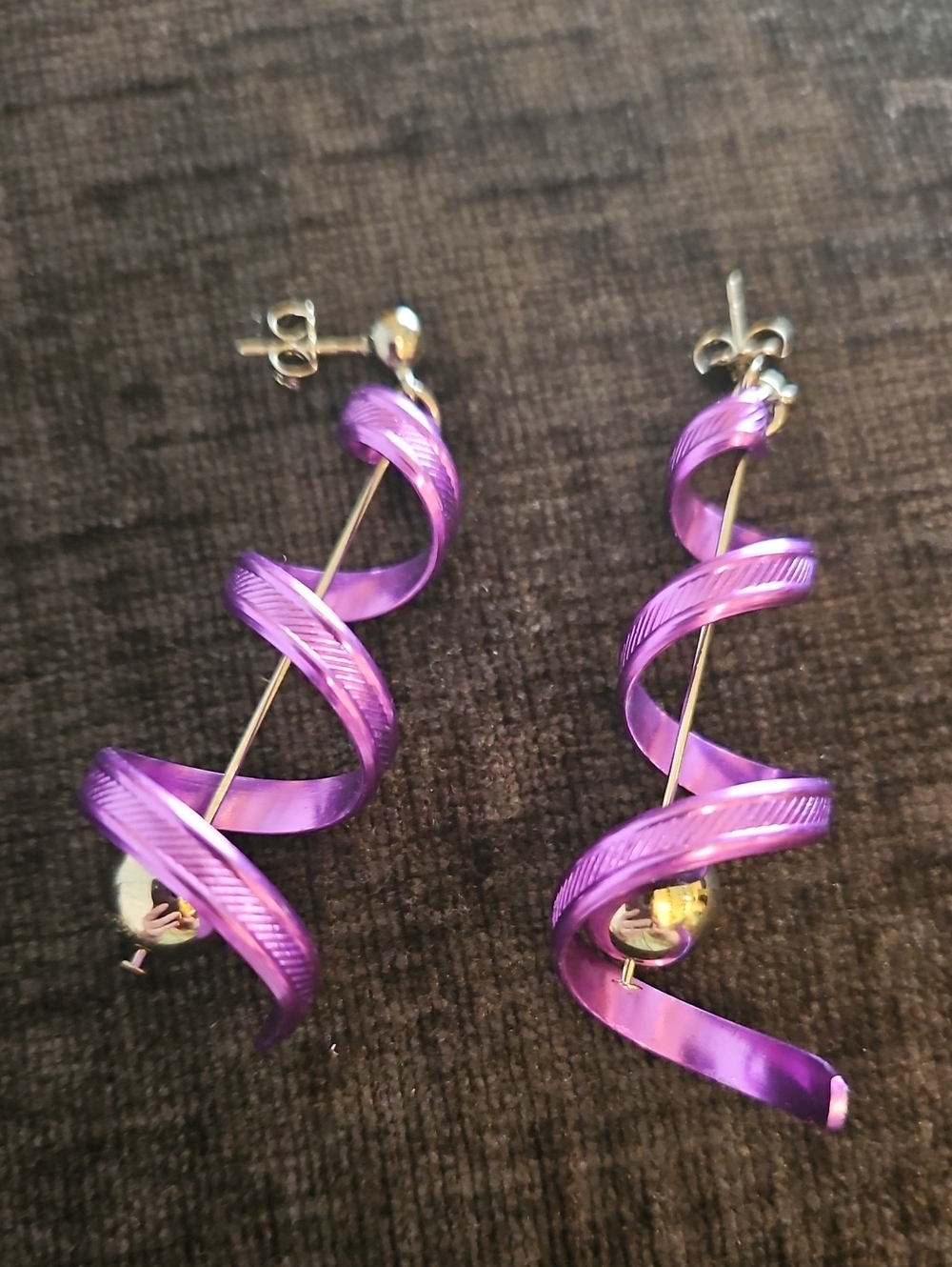 Avon (1993) Vintage Spiral Confetti Earrings Purple/Silver